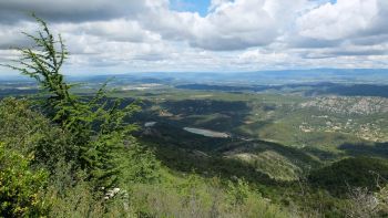 Depuis le GR9, on constate que le niveau de la retenue du barrage de Bimont a enfin baissé.