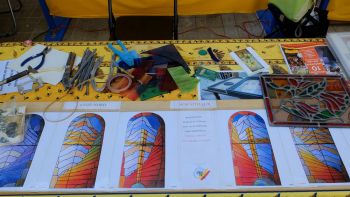 Le petit matériel et le projet sur la table